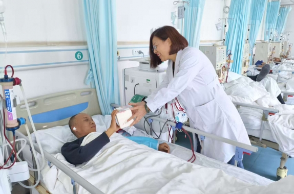 月满情浓，“瘘”住健康丨这个中秋，血透室为患者送了“四个一”